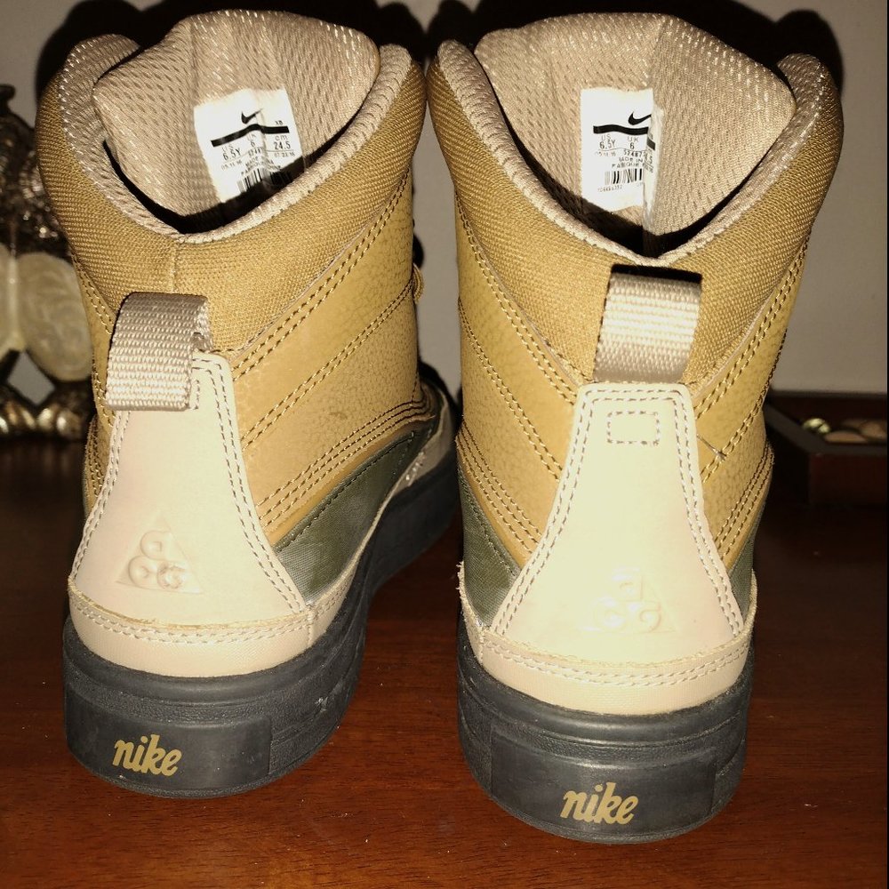 NIKE ACG WOODSIDE ( LIKE NEW)